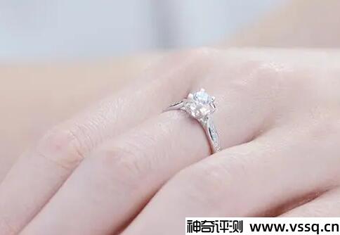 女生中指戴戒指的含义 订婚或确定恋爱关系