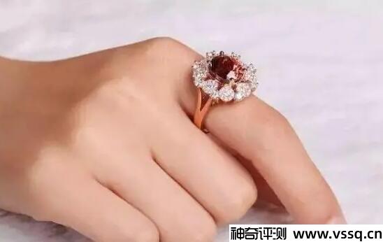 女生中指戴戒指的含义 订婚或确定恋爱关系