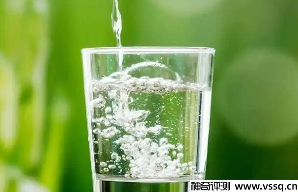 正常人一天至少要喝1000毫升的水，多喝水也是能减肥的