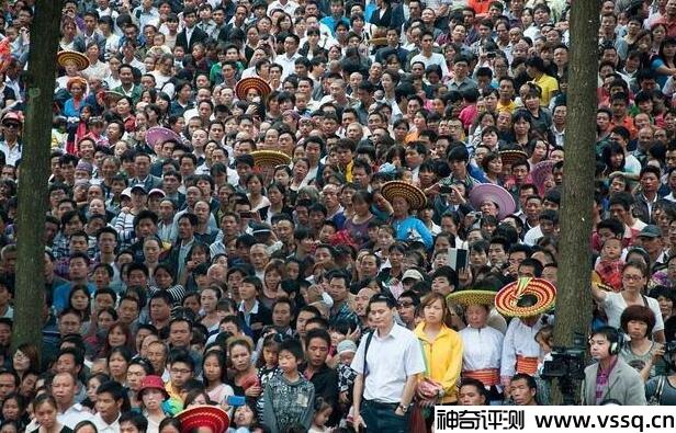 中国人口多少亿人2022，男女比例看起来也均衡