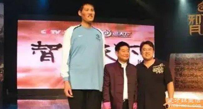 中国最高的人是赵亮，河南濮阳人，现在2.46米中国第一高人