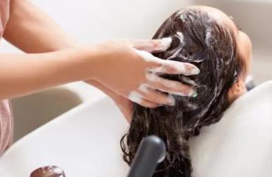 不用洗发水洗头，真的能生发吗？