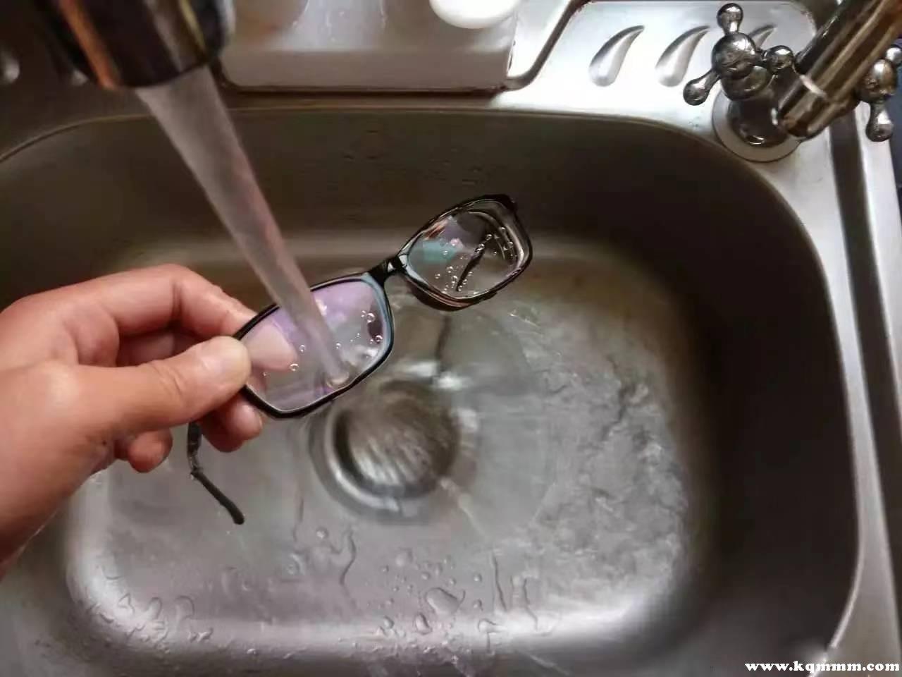 隐形眼镜可以用水洗吗？