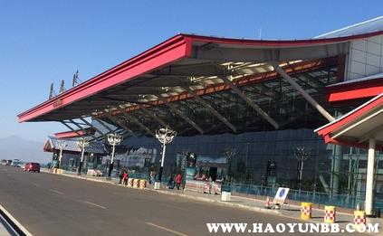 从丽江机场去丽江古城，如何选择大巴车或公交？
