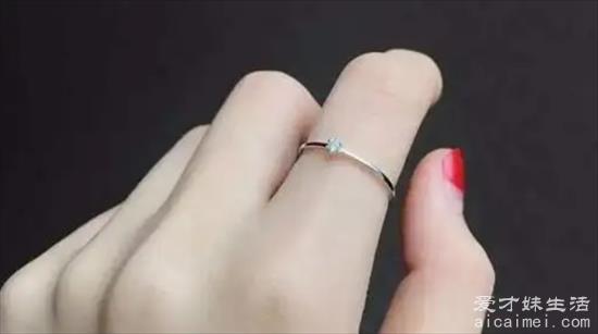 食指带戒指是什么意思？
