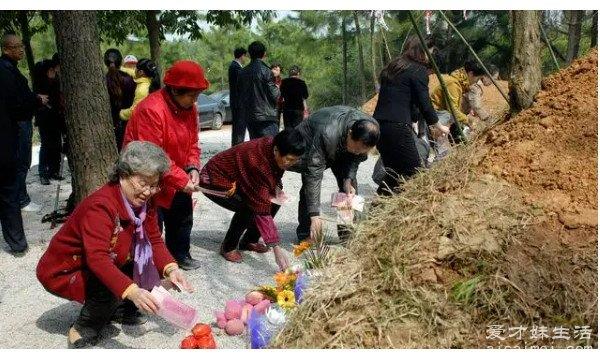 上坟有什么讲究和禁忌？很多人都不知道，看完你就明白了